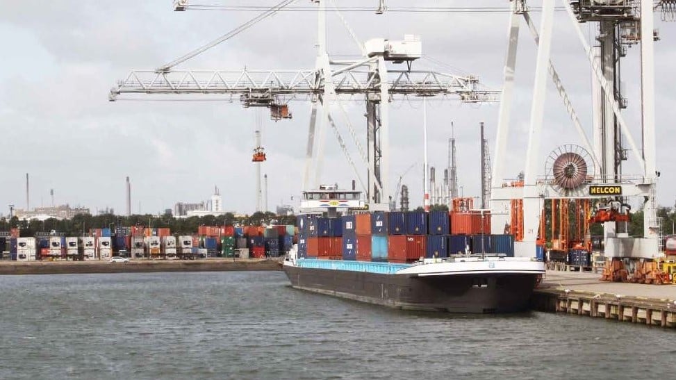 Decoratieve foto van vrachtschepen in de haven