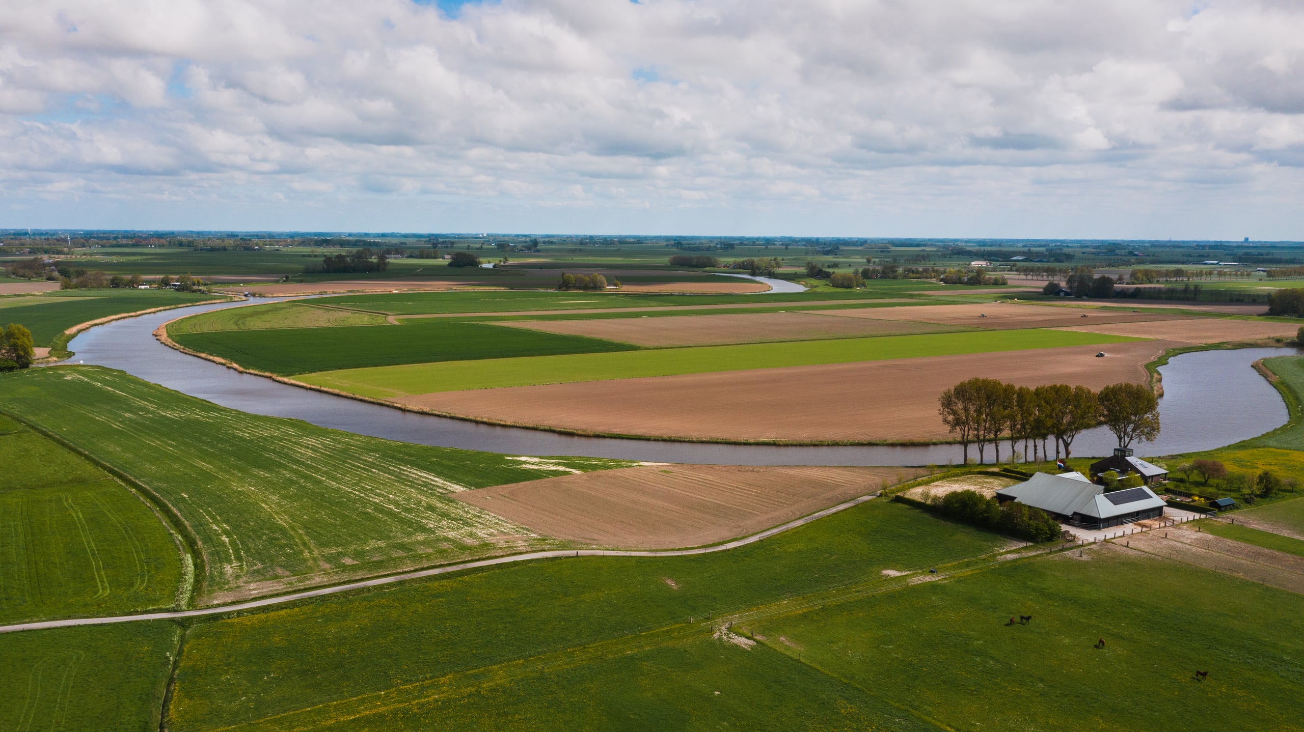 Decoratieve foto van een landelijk gebied met water