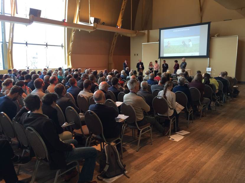 Schelde-symposium 2016, overhandiging Hydrobiografie aan Filip Boelaert en Donné Slangen