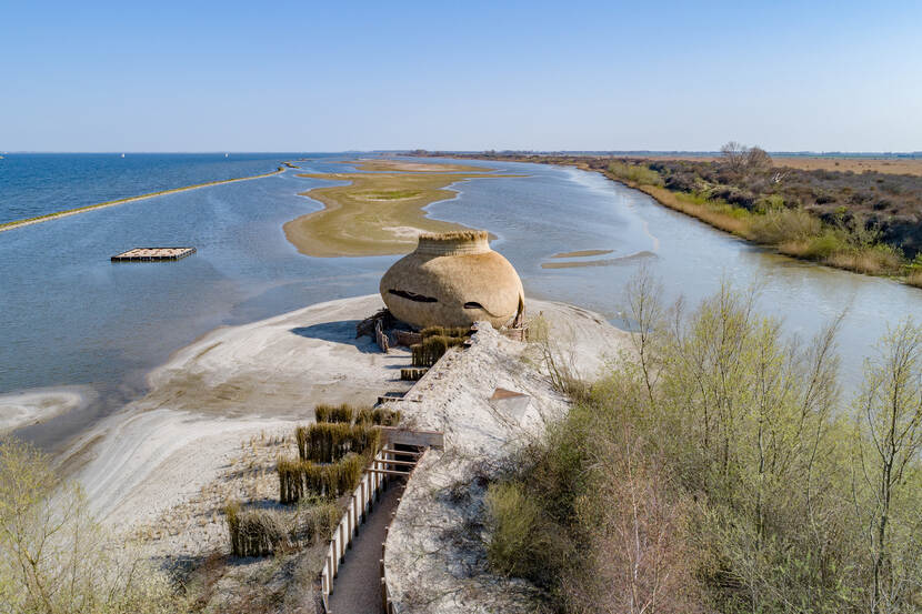 Luchtfoto van vogelobservatorium Tij van Natuurmonumenten